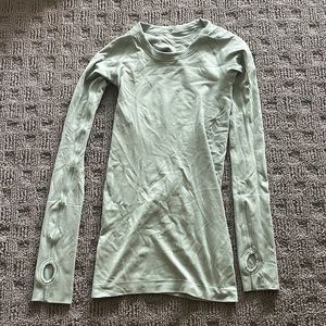Size 2 lululemon swiftly tech long sleeve